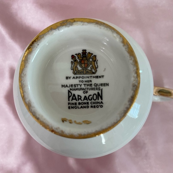 EUC VTG PARAGON SCALLOPED FLORAL BONE CHINA FOOTED TEACUP AND SAUCER - Picture 9 of 12